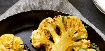Grilovaný květák s tahini omáčkou